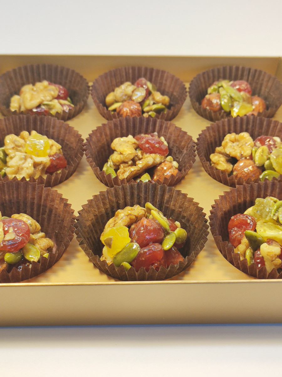 Gift Candies "Конфеты из цельных орехов с вишней и ананасом", 165 г (картонная упаковка)